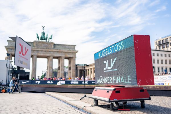 Kugelstossen vor dem Brandenburger Tor beim Kugelstossen waehrend der deutschen Leichtathletik-Meisterschaften auf dem Pariser Platz am 24.06.2022 in Berlin